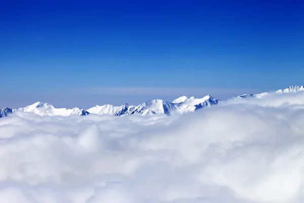 Облачно горы в прекрасный зимний день — стоковое фото