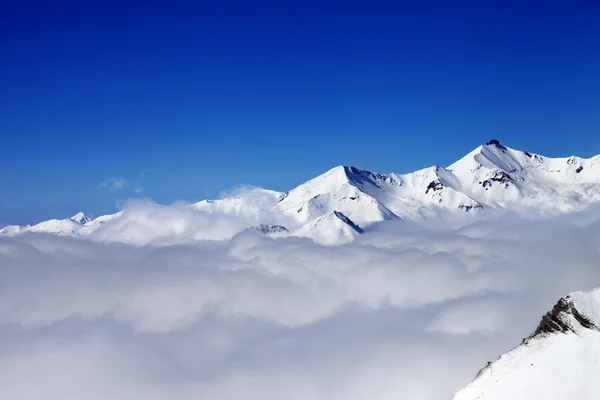 Berge in Wolken am schönen Tag — Stockfoto