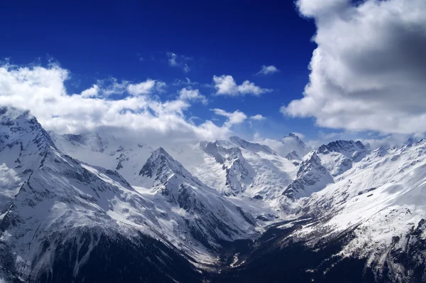 Montagnes enneigées au beau jour — Photo