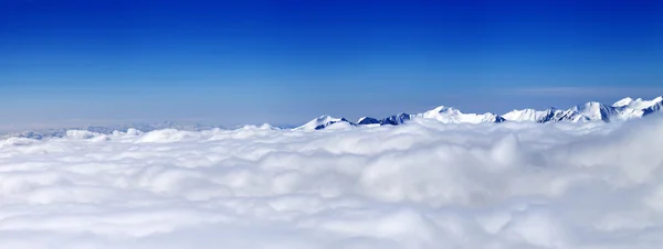 Panorama dei monti sotto nuvole al giorno di bel sole — Foto Stock