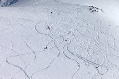 snowboard ve kayakçılar devreden yamaç güneş günü