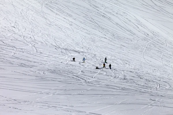 Snowboarders και σκιέρ στην πλαγιά εκτός πίστας — Φωτογραφία Αρχείου