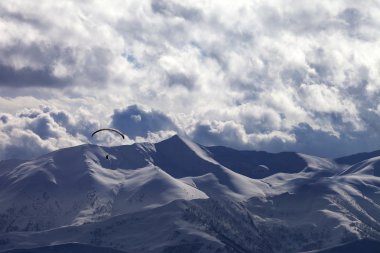 akşam güneş dağ bulutlar ve paraglid silueti