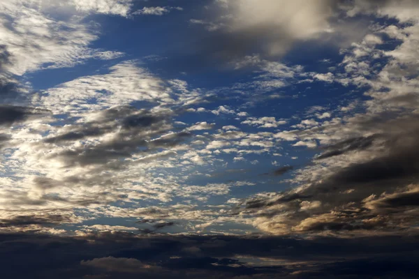 Himmel med skyer ved sommersolnedgang - Stock-foto