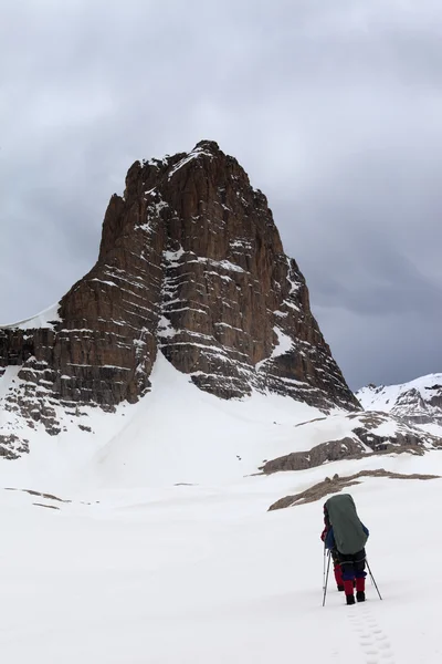 Zwei Wanderer am verschneiten Sturm Berge — Stockfoto