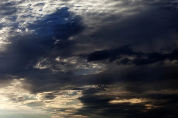 Cielo oscuro con nubes de luz solar en la noche — Foto de Stock