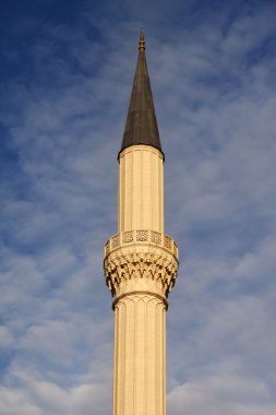 Gökyüzü bulutlu caminin minaresi