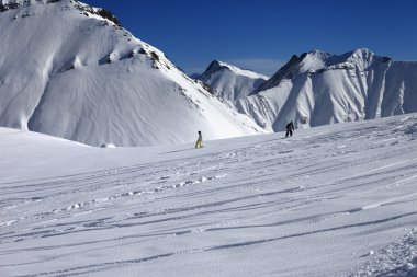 snowboard yokuş aşağı üzerine Bakırlı yamaç Yeni yağmış kar ile kapalı
