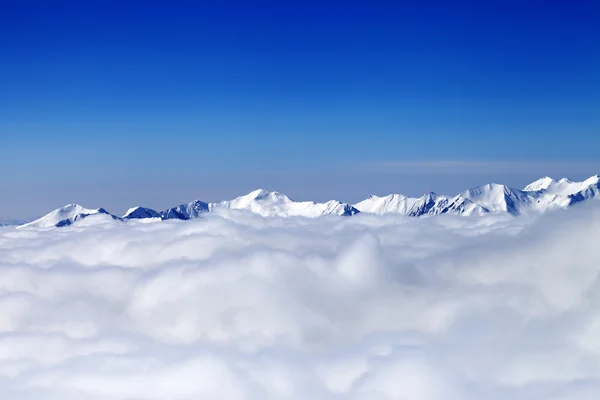 Montanhas nubladas no bom dia — Fotografia de Stock