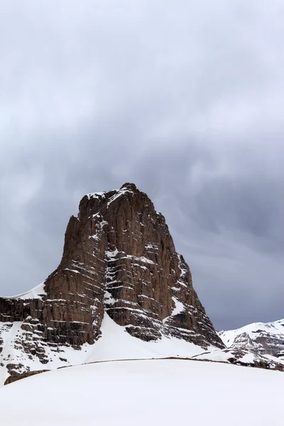 雪の岩と灰色の空 — ストック写真