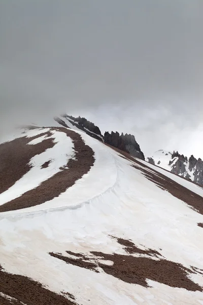 Besneeuwde bergen voordat regen — Foto de Stock