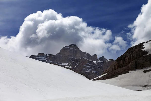 Rocks with clouds and snow plateau — Stock Photo, Image