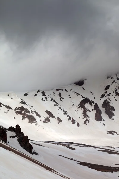 Montañas nevadas en la niebla —  Fotos de Stock