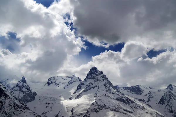 Abend-Berge in Sonnenlicht-Wolken — Stockfoto