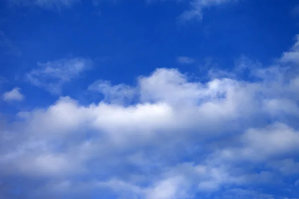 Голубое небо с облаками в приятный летний день — стоковое фото