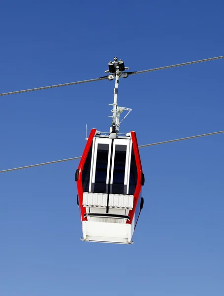 Gondelbahn und blauer Himmel — Stockfoto