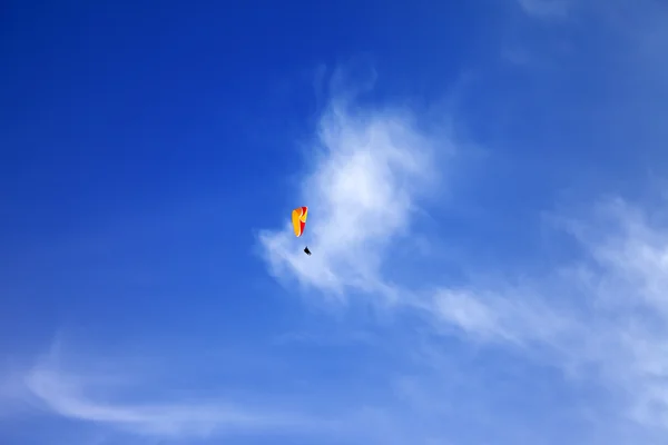 Paracaidistas en el cielo azul en el día del sol — Foto de Stock