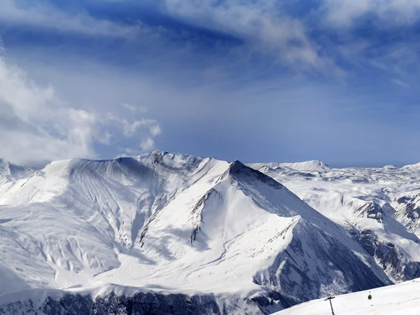 Panorama de las montañas nevadas del invierno — Foto de Stock
