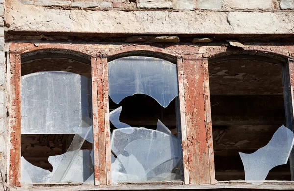 Casa de madeira da parede destruída do velho — Fotografia de Stock