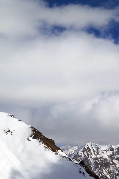 雪が多い斜面と空雲と太陽の日 — ストック写真