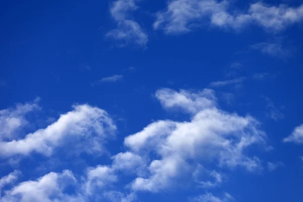 Голубое небо и облака в прекрасный летний день — стоковое фото