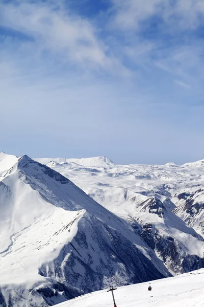 冬の雪に覆われた山 — ストック写真