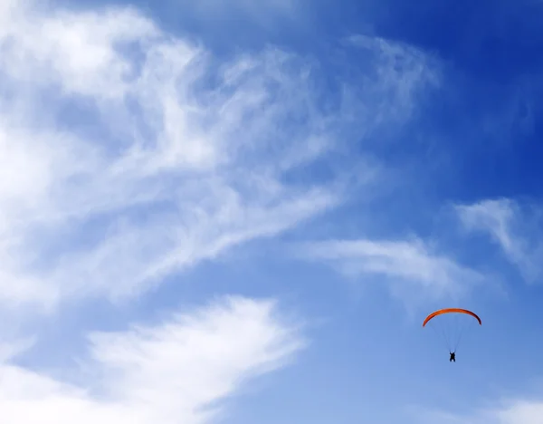 Silhouette of skydiver at sky — Stock Photo, Image