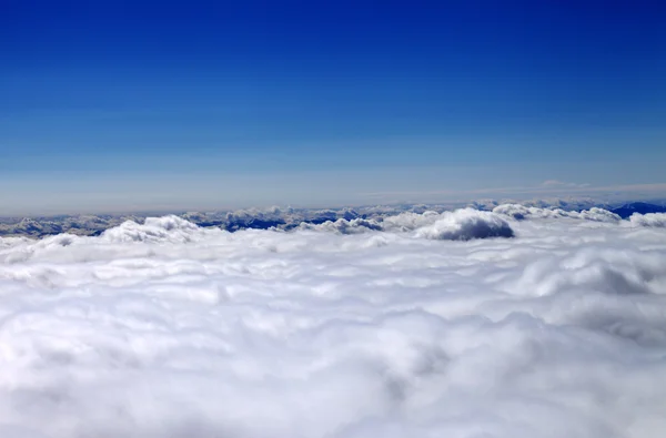 Montagne sotto nuvole in una giornata soleggiata invernale — Foto Stock
