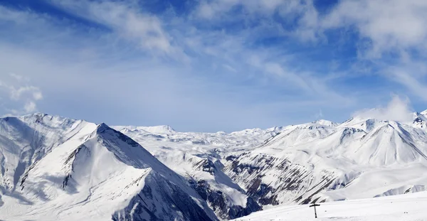 Panorama de las montañas nevadas del invierno en buen día —  Fotos de Stock