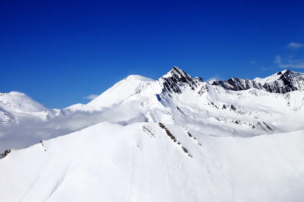 Schneebedeckten Bergen am schönen Tag — Stockfoto