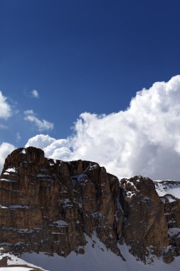 İyi günler, karlı kayalar