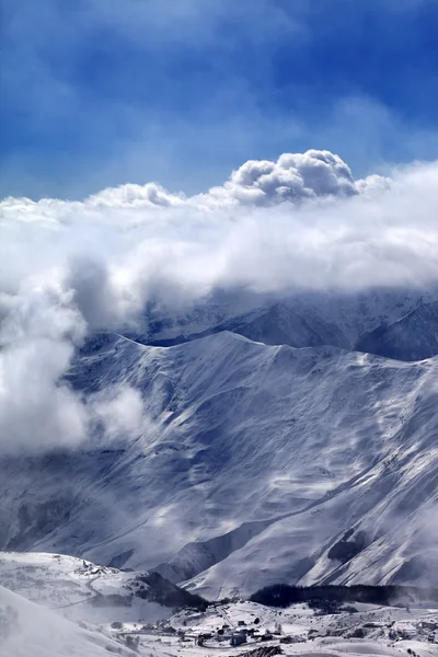 Zobacz na ośrodek narciarski w mgle — Zdjęcie stockowe