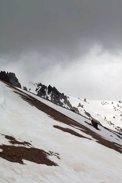 Снежные горы в плохую погоду — стоковое фото