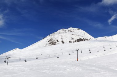 Kayak Merkezi güneşli kış gününde Panoraması
