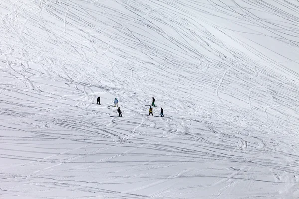 Snowboarders e esquiadores na fora da inclinação da pista — Fotografia de Stock