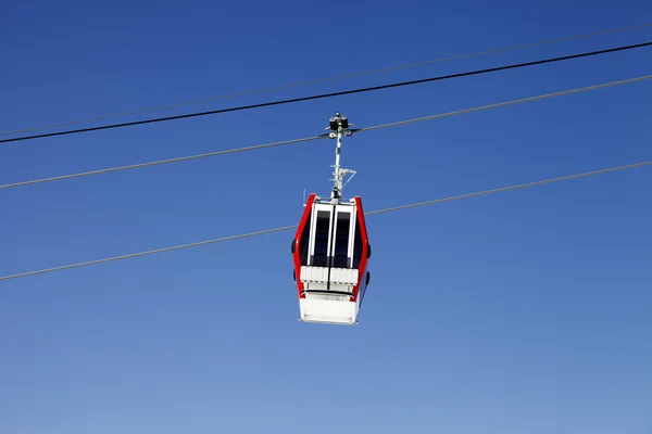 Teleférico e céu azul — Fotografia de Stock