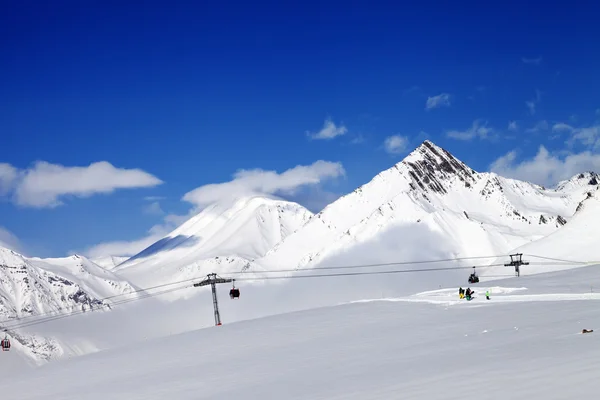Estância de esqui em dia de sol bonito — Fotografia de Stock