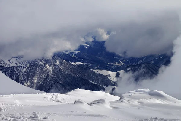 Montanhas de inverno nevado em nuvens — Fotografia de Stock