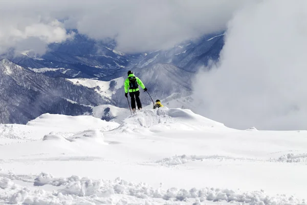 滑雪坡和山雾中滑行 — 图库照片