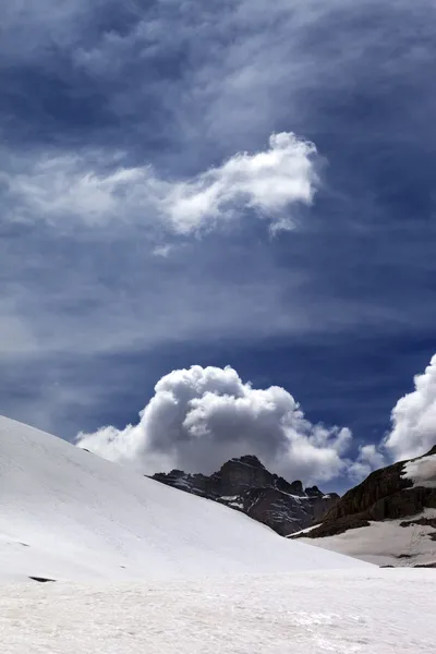 Rocks with clouds and snowy plateau — Stock Photo, Image