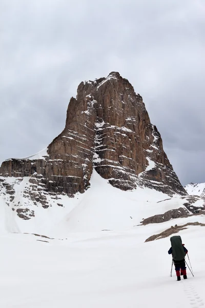 Escursionisti a montagne innevate nuvolose — Foto Stock