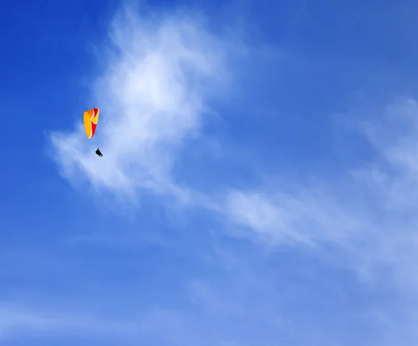 Parachutistes dans le ciel bleu à jour soleil — Photo