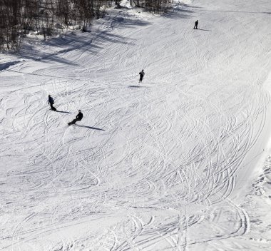Kayakçılar ve snowboardcular kış günü kayak pistinde. Kafkasya Dağları, Georgia. Svaneti bölgesi, Hatsvali. Yukarıdan görüntüle.
