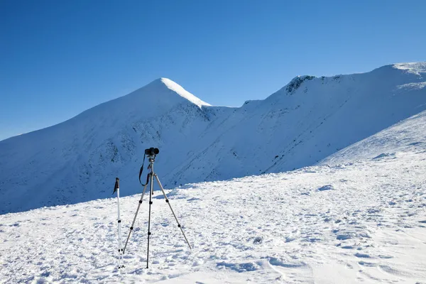 三脚架摄影用相机 雪地上的滑雪杆和冬日的白雪覆盖的高山 乌克兰喀尔巴阡山脉Hoverla山背景 — 图库照片