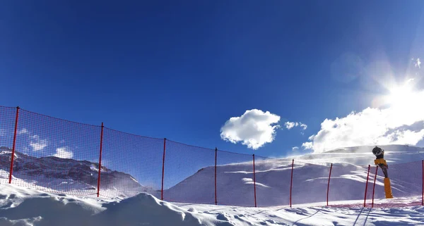 下雪后阳光明媚的一天 滑雪场上的雪地滑雪场和雪炮 全景视图 — 图库照片