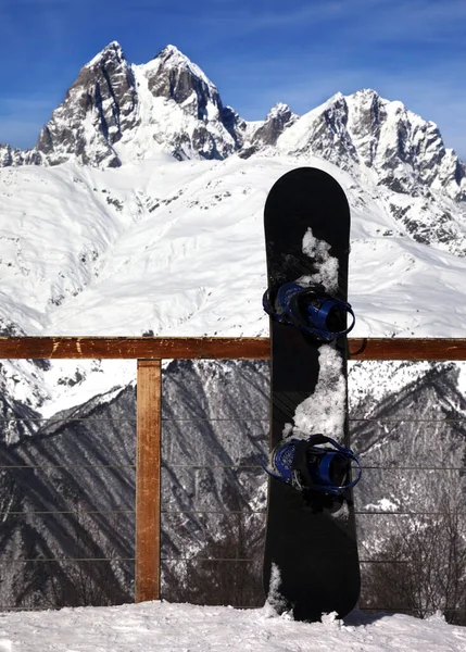 Tablas Snowboard Café Aire Libre Estación Esquí Montañas Del Cáucaso — Foto de Stock