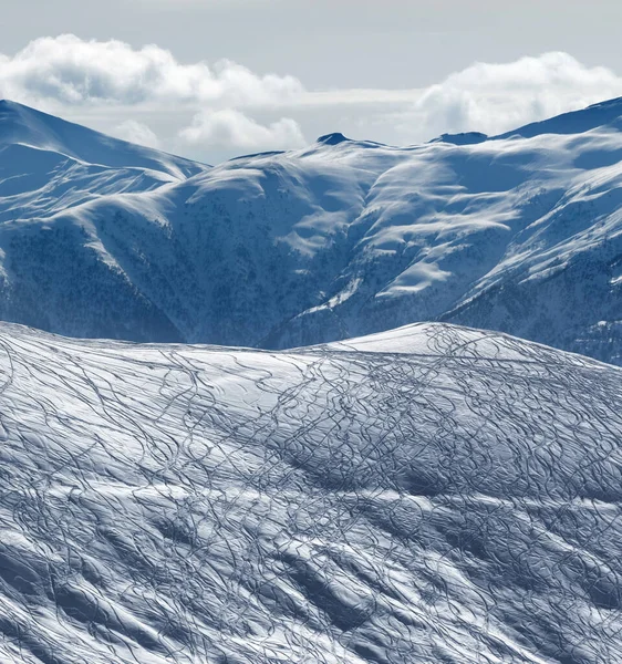 Поза Поршневий Схил Фріверингу Слідами Лиж Сноубордів Снігових Гір Хмарах — стокове фото
