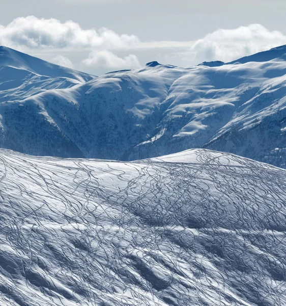 Piste Piste Voor Freeriden Met Sporen Van Ski Snowboards Besneeuwde — Stockfoto