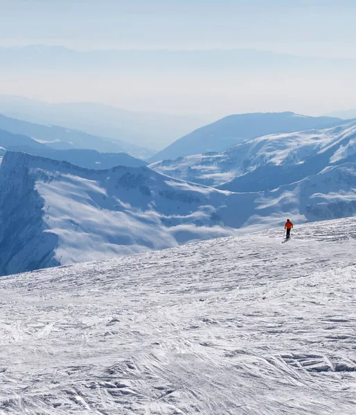 Narciarski Zjazd Śnieżnym Stoku Góry Mgle Mroźny Zimowy Dzień Kaukaz — Zdjęcie stockowe