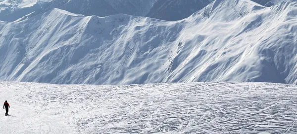 Snowboarder Downhill Neve Piste Inclinação Dia Inverno Sol Cáucaso Montanhas — Fotografia de Stock